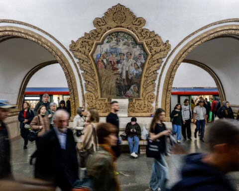 Russians hail beauty of Moscow metro on its 90th birthday