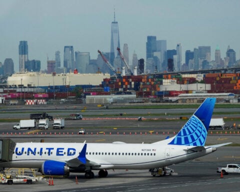United expects flight issues at Newark to ease, may need to cut more flights