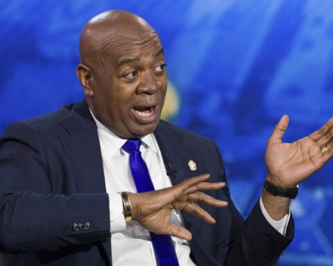 Newark mayor returns to immigration detention center days after trespassing arrest