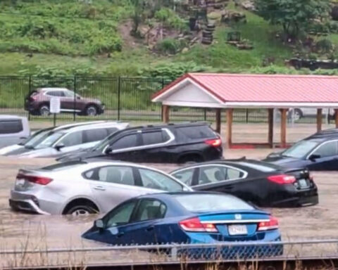 See video of boats rescuing people from flooded school in Maryland