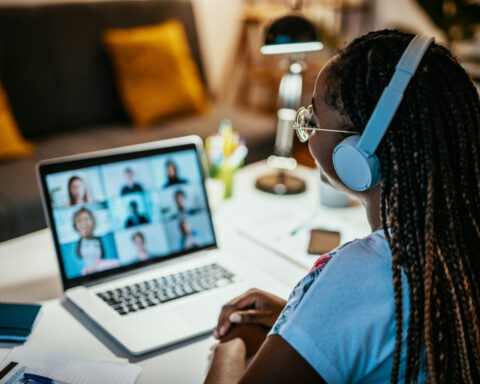 Taking intermittent quizzes reduces achievement gaps and enhances online learning, even in highly distracting environments