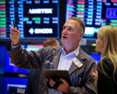 S&P 500 barely gains, investors focus on trade, wait for data