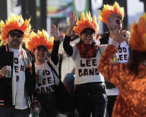Meet the Hoo Lee Gans! Giants fans help Korean star Jung Hoo Lee feel at home with fan group