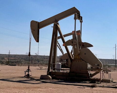 US oil prices drop more than $1 as inventory build raises oversupply fear