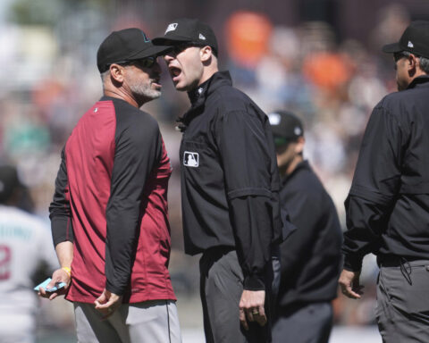 Diamondbacks manager Lovullo gets tossed, then ejects entire umpiring crew in game vs Giants