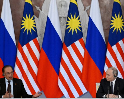 Malaysia PM discusses MH17 downing with Russia's Putin