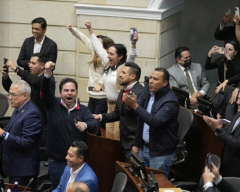 Colombian lawmakers reject president's labor reform referendum