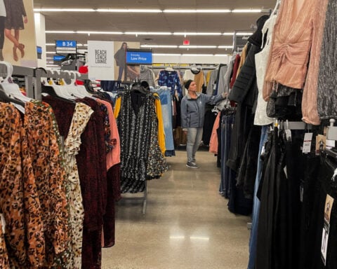Retailers rush to save US summer shopping season