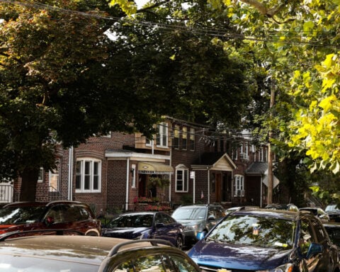 US consumer sentiment slumps, households brace for inflation surge