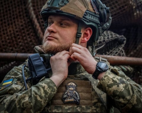 Under fire on front line, Ukrainian soldiers doubt talks will bring peace