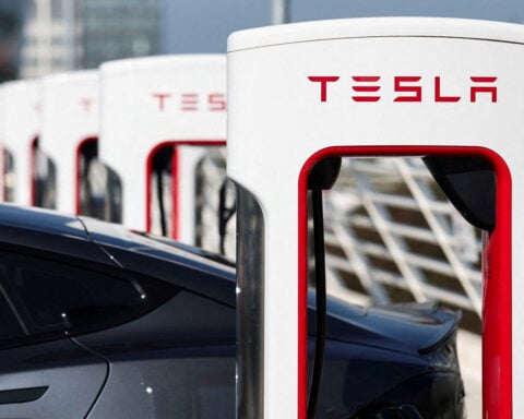 Tesla blocks stockholders with less than 3% shares from suing officers on its behalf
