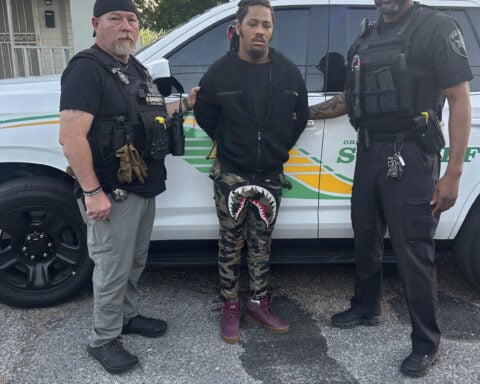 10 escape from New Orleans jail through hole in cell wall while lone guard left to get food