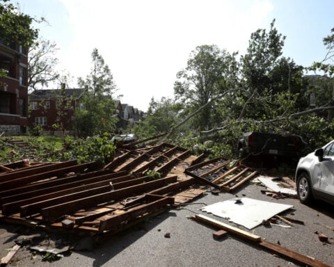 Tornado kills 5 in St Louis, damages 5,000 properties