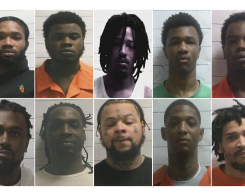 10 escape from New Orleans jail through hole in cell wall while lone guard left to get food