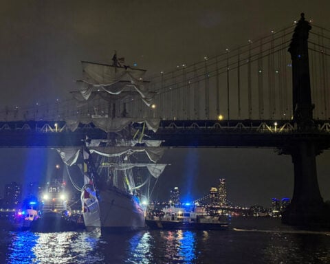 Mexican Navy sailing ship crashes into Brooklyn Bridge, 19 injured