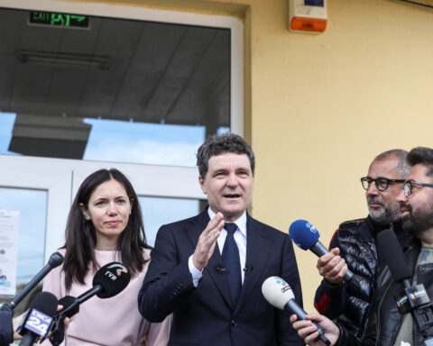 Romanians vote in presidential run-off that could widen EU rifts