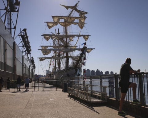 Mexican tall ship strikes Brooklyn Bridge, snapping masts and killing 2 crew members