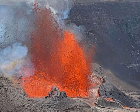 Lava fountains for several hours in episode 22 of Kīlauea eruption