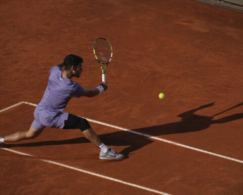 Alcaraz beats Sinner again to win the Italian Open and solidify his status as French Open favorite