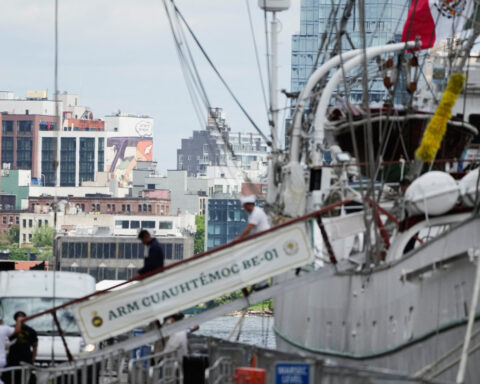 Mexican Navy tall ship crashes into Brooklyn Bridge, killing two