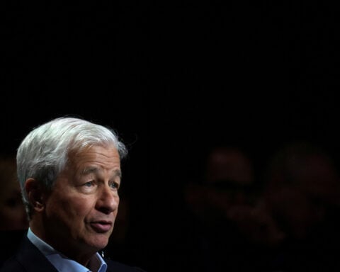 JPMorgan expects dealmaking fees to drop, keeps CEO succession plans steady