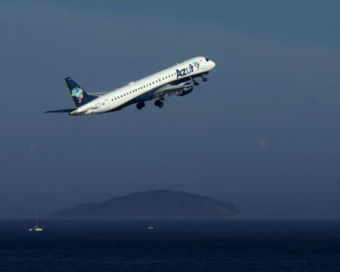 Brazil government not considering specific aid for airline Azul, minister says