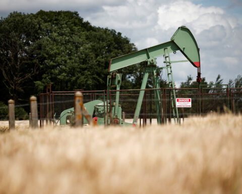 Oil prices little changed on geopolitical uncertainty, weak China demand signals