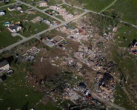 SYSTEM SPAWNING SUPERCELLS AND TORNADOES MOVE EAST (4aET)