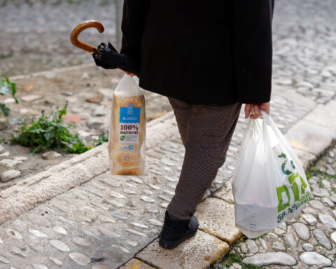 Euro zone consumer confidence rises to -15.2 in May