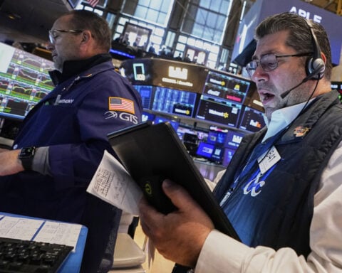US stocks sink as S&P 500 falls to its first loss in 7 days