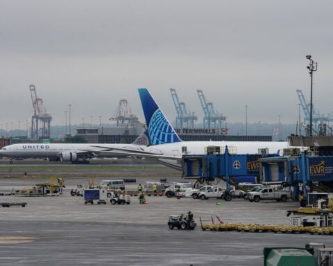 US set to announce Newark flight cuts to reduce congestion, officials say