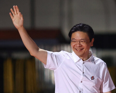 Singapore PM sticks with 'experienced hands' in cabinet reshuffle