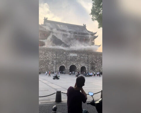 Tourists scramble as 600-year-old Chinese tower partially collapses