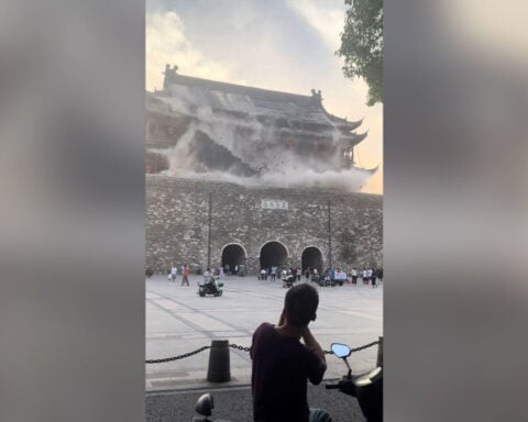 Watch ancient tower partially collapse in eastern China