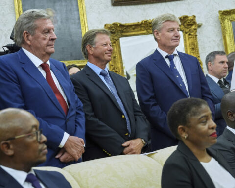 Ernie Els, Retief Goosen join South African president in White House meeting with Trump