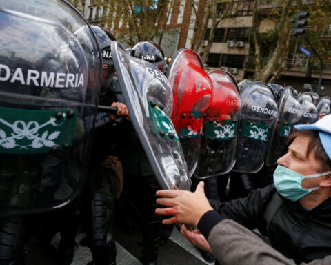 Dozens injured in pension protest outside Argentina Congress