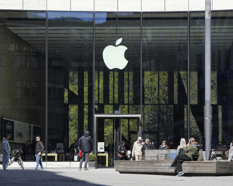 One Tech Tip: These are the apps that can now avoid Apple's in-app payment system