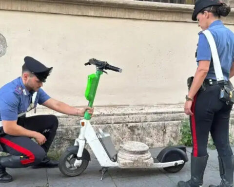 German tourist carrying ancient Roman artifact on e-scooter chased by Italian police