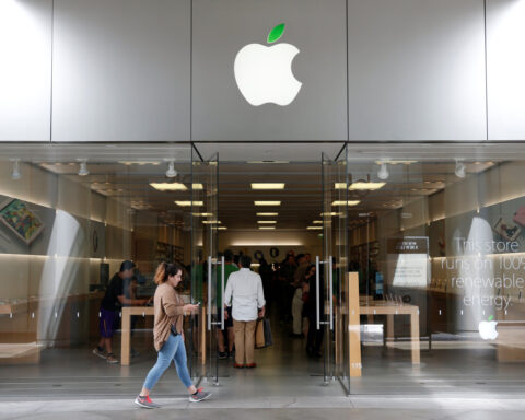 'Little, little screws' one of many hurdles to US-made iPhones