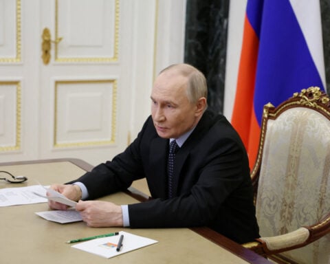 Putin says he wants boost to Russian arms exports