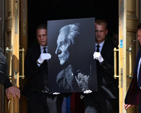 Russians pay last respects to ballet maestro Grigorovich