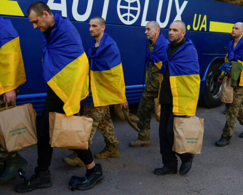 Russia and Ukraine swap 307 soldiers on second day of POW exchange