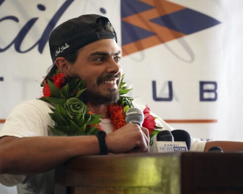 An Oregon man who quit his job to set sail with his cat arrives to cheering fans in Hawaii