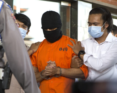 Indonesian police arrest an Australian man for allegedly smuggling cocaine to Bali