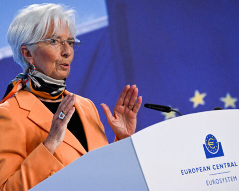 Euro could become the dollar's alternative, Lagarde says