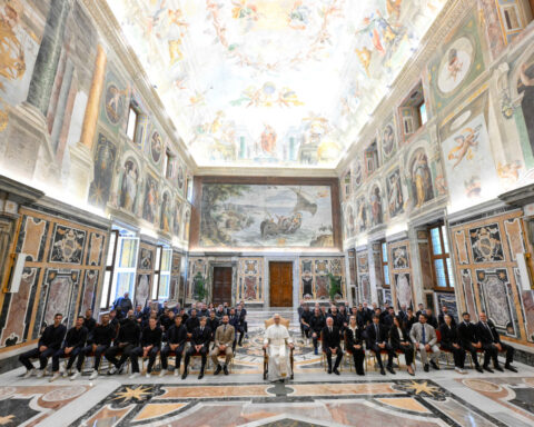 Soccer-Pope Leo meets Italian Serie A champions Napoli