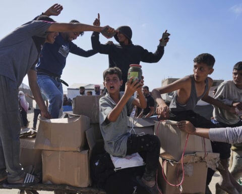 Israeli troops fire warning shots as Palestinians overwhelm new Gaza food center