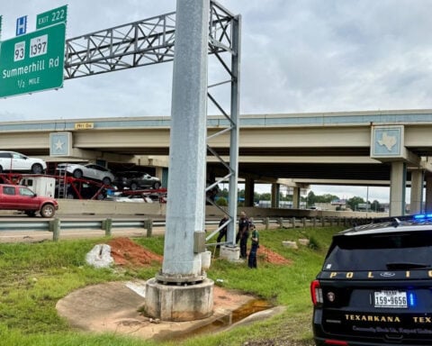 Drivers franticly try to save man hanging from interstate sign