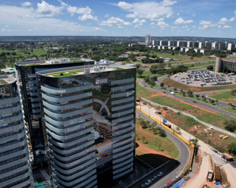 Brazil creates more formal jobs than expected in April