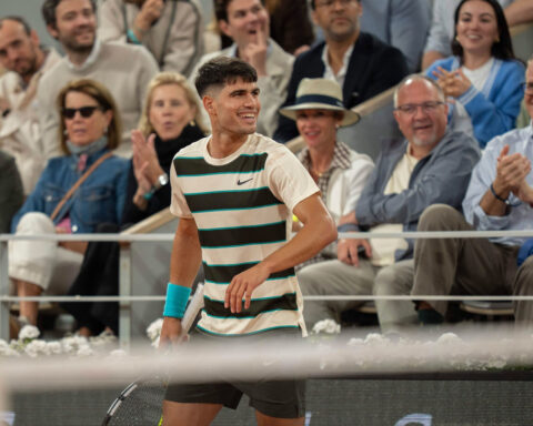 Carlos Alcaraz leads French Open crowd in song after reaching the third round
